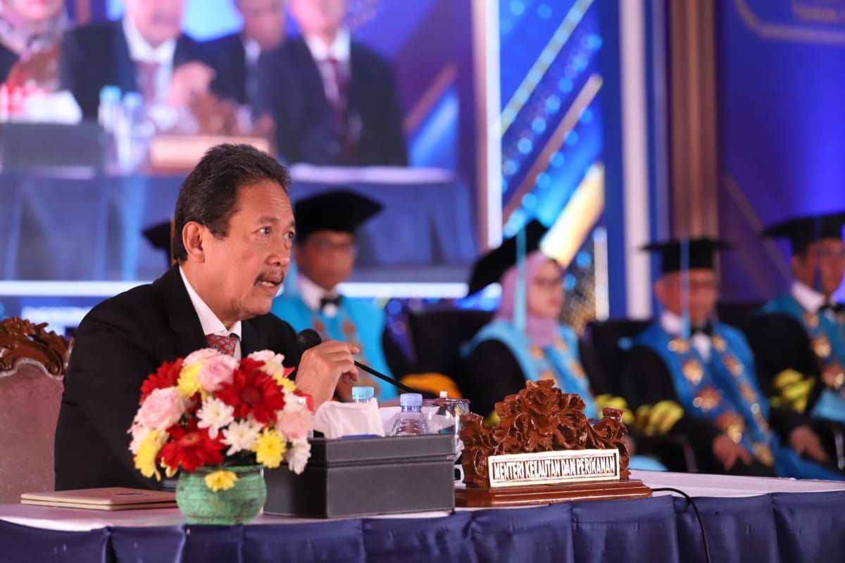 Menteri Kelautan dan Perikanan (Menteri KP) Sakti Wahyu Trenggono dalam acara wisuda nasional pertama di Lapangan Timur Monumen Nasional, Jakarta Pusat, Selasa (29/8/2023). 
