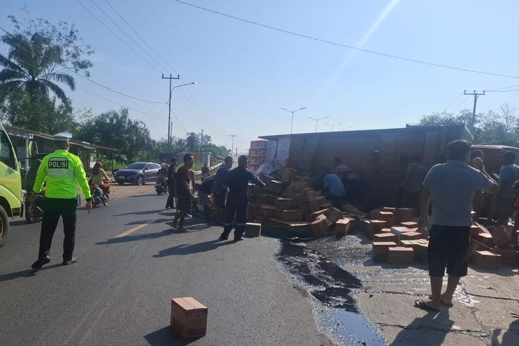Truk Bermuatan Mi Instan Terbalik di Muara Enim, Suami Istri Tewas Tertimpa