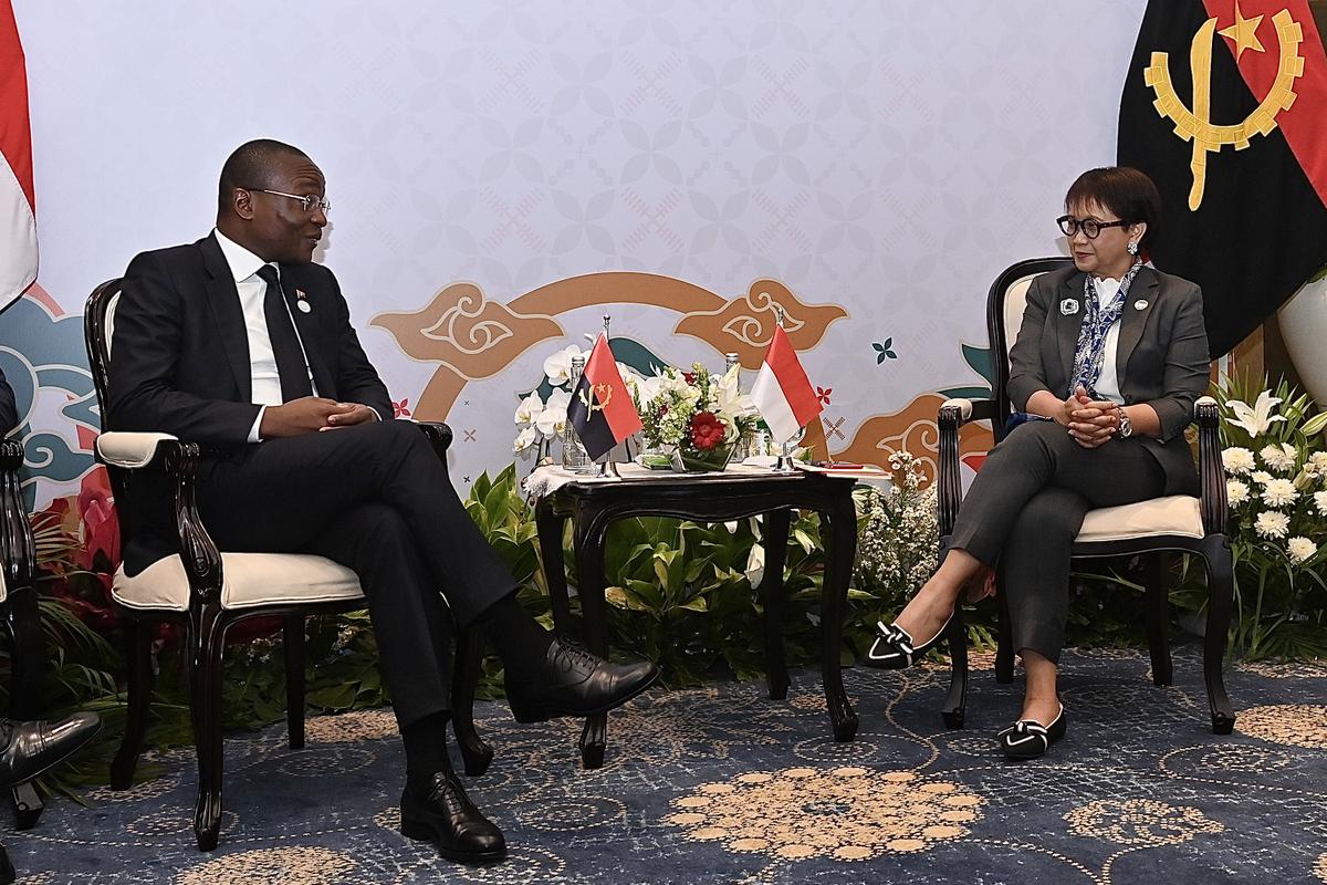 Menteri Luar Negeri (Menlu) Retno Marsudi dalam pertemuan bilateral dengan Menteri Sekretaris Negara Angola Adão de Almeida di sela-sela rangkaian penyelenggaraan Indonesia-Africa Forum ke-2 di Bali, Senin (2/9/2024). 