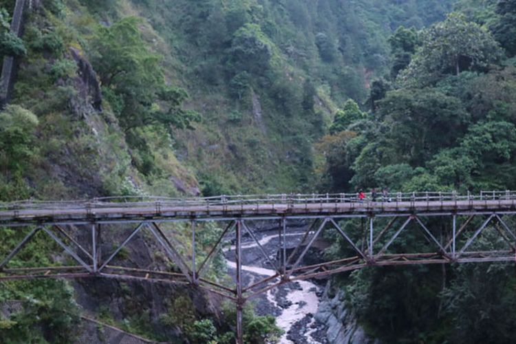 Wisatawan menikmati Jembatan Gladak Perak di Desa Sumberwuluh, Kecamatan Candipuro, Kabupaten Lumajang, Jawa Timur, Minggu (9/4/2017). Jembatan ini berada di sebelah selatan kaki Gunung Semeru dan membentang sekitar 80-100 meter di atas permukaan Sungai Besuk Sat.