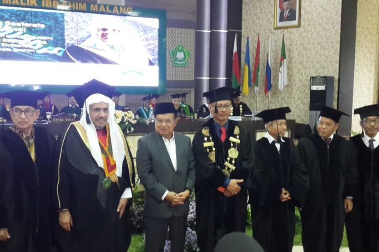 Jusuf Kalla saat menghadiri penganugerahan gelar Doktor Honoris Causa (HC) bidang sejarah peradaban Islam kepada Sekretaris Jenderal (Sekjen) Rabithah Al-Alam Al-Islami atau Liga Dunia Islam, Dr Muhammad bin Abdul Karim Al-Issa di Universitas Islam Negeri (UIN) Maulana Malik Ibrahim, Kota Malang, Selasa (25/2/2020).