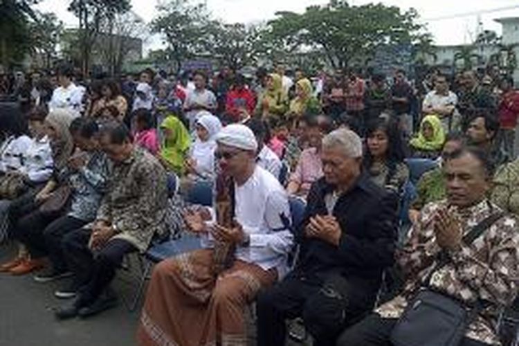 Puluhan tokoh dari belasan organisasi lintas agama di Malang, Jawa Timur, Selasa (15/7/2014) gelar doa bersama untuk Palestina. Semoga perdamaian terjadi di Palestina. Selasa (15/7/2014).