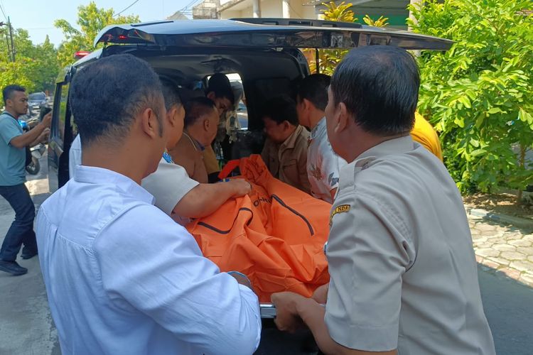 EVAKUASI—Tim gabungan mengevakuasi jasad seorang pegawai Samsat Kota Madiun bernama Eko Budianto (45), warga Kabupaten Nganjuk, ditemukan tewas di depan kamar kostnya, di Jalan Pandu No. 13, Kelurahan Klegen, Kecamatan Kartoharjo, Kota Madiun, Jawa Timur, Senin (6/10/2025).