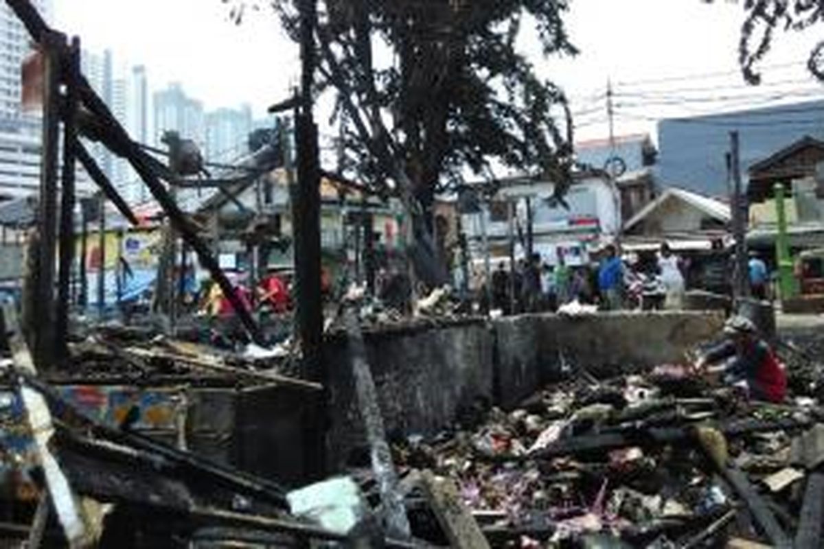 Suasana Pasar Lontar pada Senin (12/10) usai dilanda kebakaran