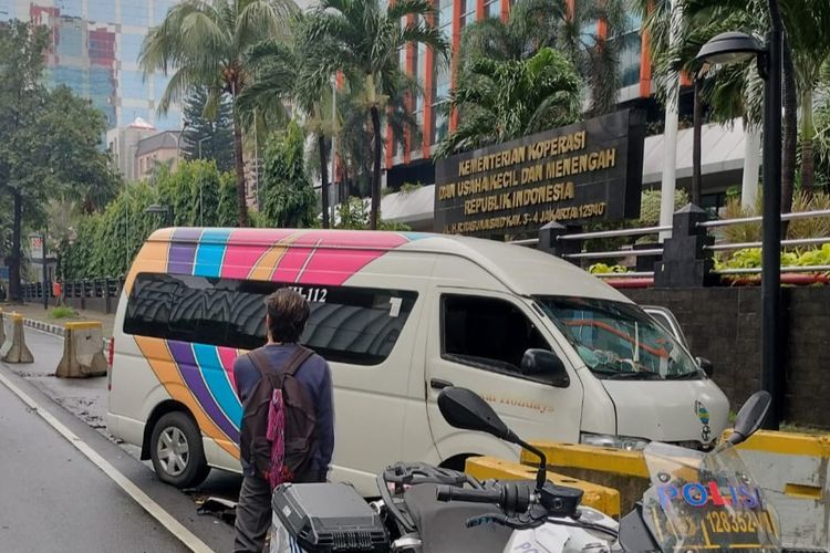 Penampakan minibus menabrak pembatas jalan yang berada di depan Kantor Kementerian Koperasi dan Usaha Kecil dan Menengah (Kemenkop UKM), Jalan Rasuna Said, Setiabudi, Jakarta Selatan, Senin (11/3/2024).