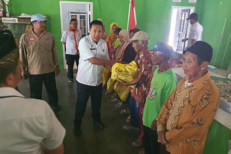 Penyaluran bansos oleh Dinas Sosial Lampung Tengah kepada masyarakat, Kamis (12/1/2023).