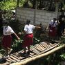 Akses Jalan Ditutup Pemilik Lahan, Pelajar di Kupang Terpaksa Tempuh Jalur Berbahaya