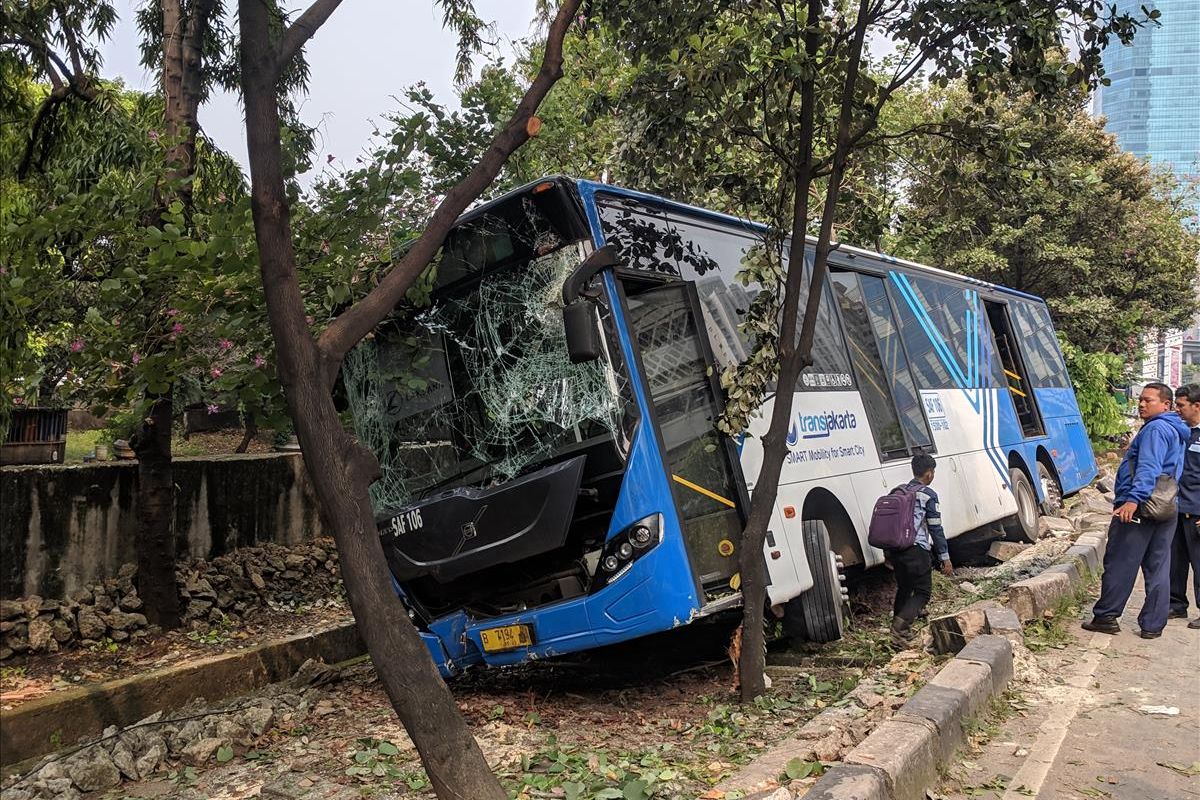 bus Transjakarta Keluar Jalur di Jalan Tanjung Duren Raya, Grogol Petamburan, Jakarta Barat, Rabu (8/5/2019)