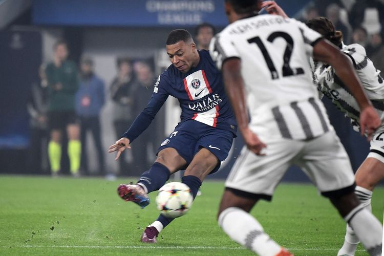 Penyerang Paris Saint-Germain (PSG), Kylian Mbappe, menendang bola dan mencetak gol pada laga Grup H Liga Champions antara Juventus vs PSG di Juventus Stadium di Turin pada 2 November 2022.