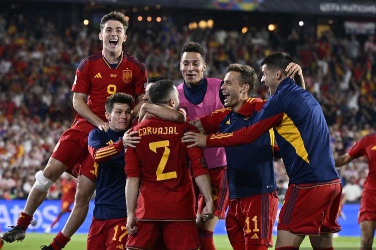 Selebrasi kemenangan Dani Carvajal bersama rekan setim dalam laga final UEFA Nations League 2022-2023 antara Kroasia vs Spanyol di Stadion De Kuip, Rotterdam, Belanda, 18 Juni 2023. Spanyol menjadi juara UEFA Nations League usai menang adu penalti 5-4 atas Kroasia. (Photo by JOHN THYS / AFP)