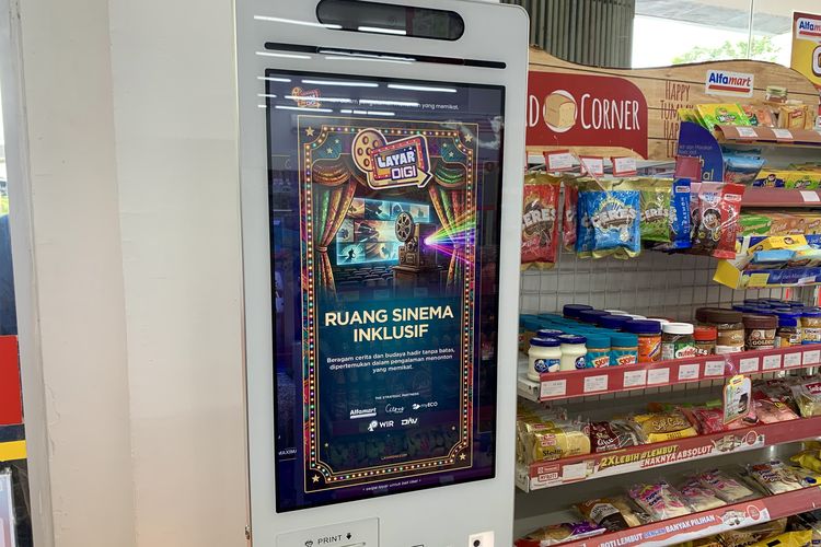 Penonton dapat membeli tiket di mesin otomatis Kiosk dalam gerai Alfamart dan di luar pintu studio, dengan harga Rp 15.000 per orang untuk hari kerja (weekday) dan Rp 20.000 per orang khusus akhir pekan.