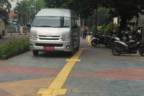 Mobil Pelat Merah Ini Parkir Sembarangan di Trotoar Jalan Sunda Jakpus