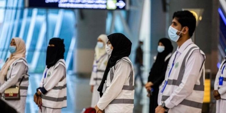 Petugas kesehatan di Bandara Jeddah, menanti jemaah yang tiba dari kota lain di Saudi.