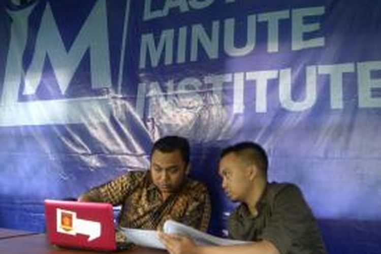 Wimy Halim (kiri), juru bicara Last Minute Institute Kabupaten Malang, saat jumpa pers di Kepanjen, Kabupaten Malang, Minggu (15/2/2015).
