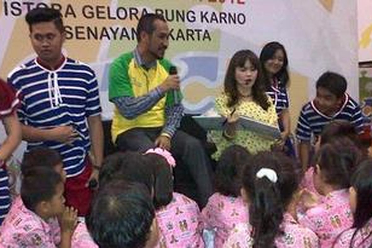 Ketua Komisi Pemberantasan Korupsi (KPK) Abraham Samad, mendongengkan kisah Bimo, di depan anak-anak di panggung utama Indonesia Book Fair 2012, Senin (19/11/2012).