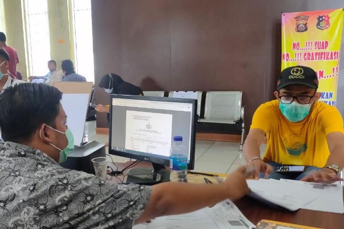 Juan Puncan Endrile (30) korban penipuan pembelian masker secara online saat membuat laporan di Polrestabes Palembang, Selasa (7/4/2020).