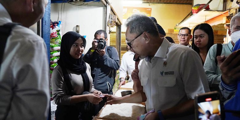 Menteri Perdagangan (Mendag) Zulkifli Hasan saat meninjau Pasar Klender SS di Jakarta Timur (Jatim), Senin (26/2/2024). 
