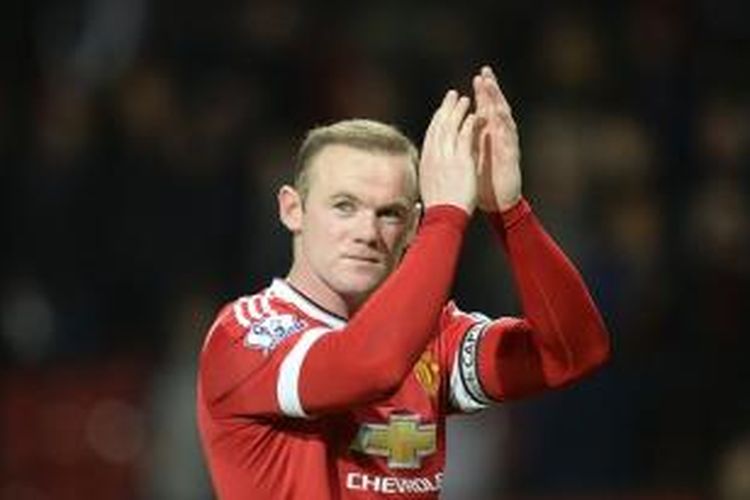 Wayne Rooney membalas aplaus dari suporter di Old Trafford seusai laga Manchester United versus Chelsea, Senin (28/12/2015).