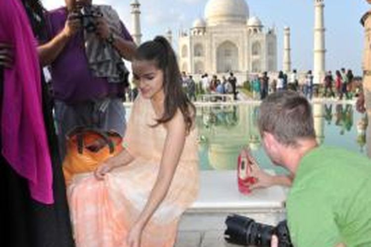 Miss Universe Olivia Culpo (21) mendapatkan masalah hukum di India, akibat sesi foto sepatu hak tingginya di kompleks monumen Taj Mahal, Agra, yang dianggap sebuah penghinaan.