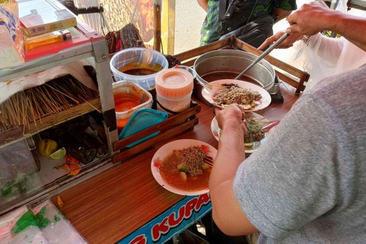 Mencecap Keautentikan Lontong Kupang di Alun-alun Bangkalan