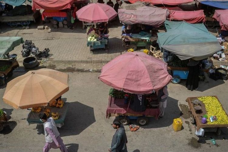 Warga terlihat beraktifitas seperti biasa di pasar di Kabul.