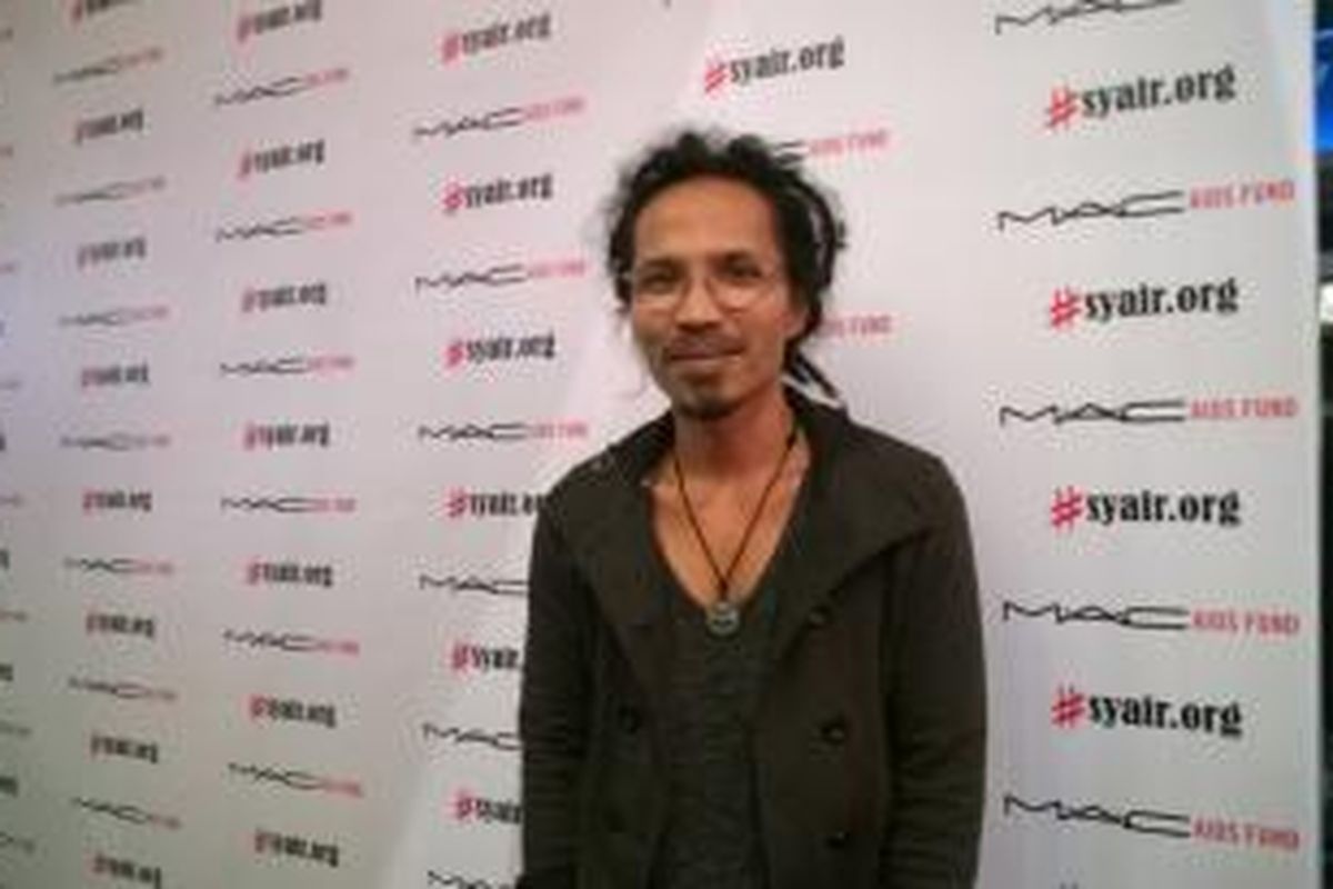 Artis musik Ipang Lazuardy diabadikan ketika hadir dalam konser #LoveMantra di Hard Rock Cafe, Pacific Place, Selasa (1/12/2015).