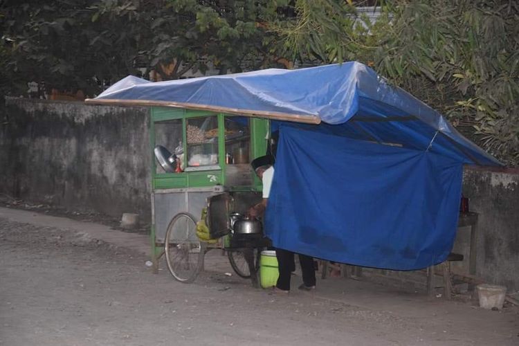 Mbah Abu, pedagang bakso dan soto Pondok Pesantren An-Nawawi di Berjan Purworejo, Jawa Tengah. Mbah Abu sudah berjualan lebih dari 40 tahun.