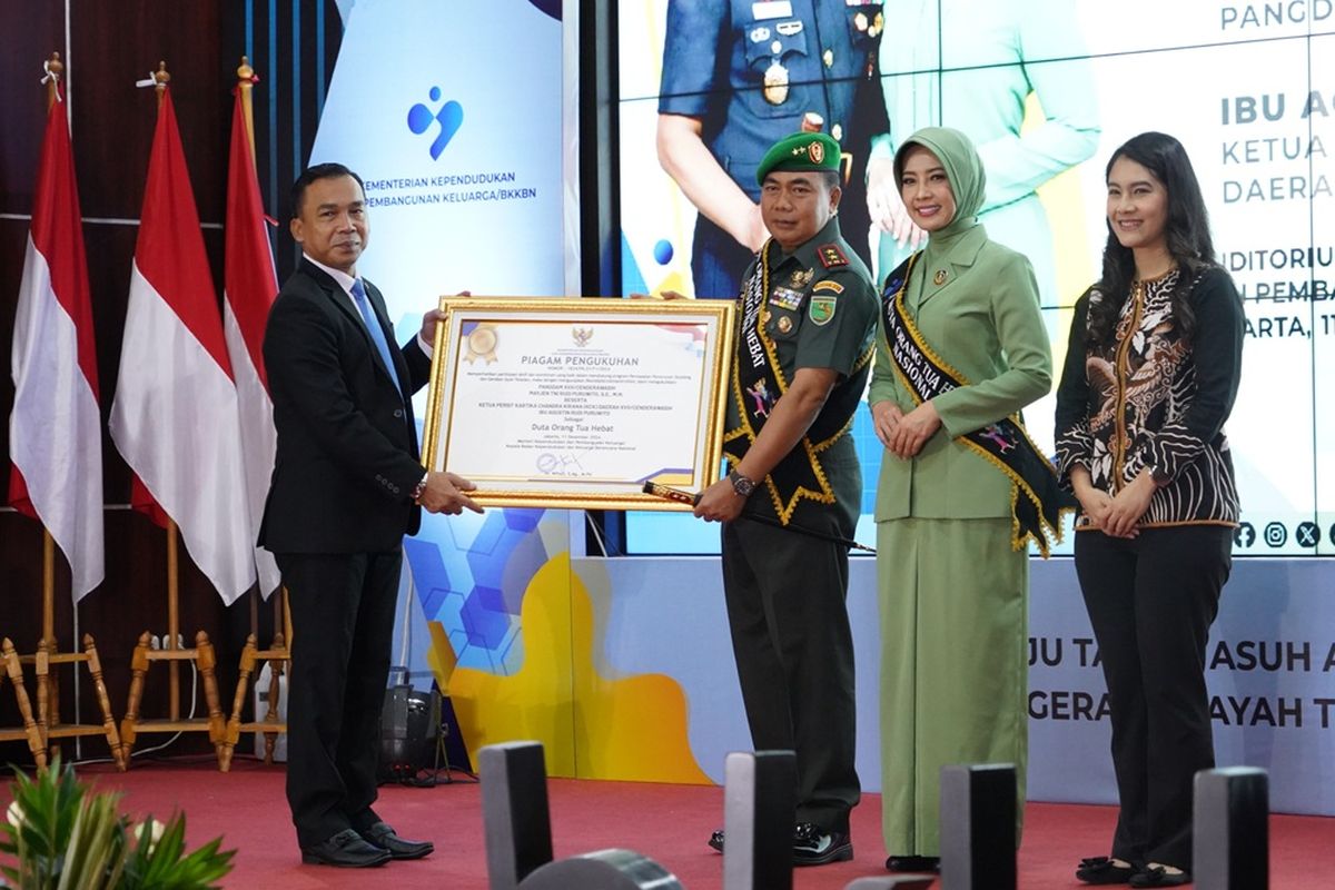 Mendukbangga/Kepala BKKBN Dr Wihaji mengukuhkan Pangdam XVII/Cenderawasih, Mayjen TNI Rudi Puruwito, serta Ketua Persit Kartika Chandra Kirana XVII/Cenderawasih, Agustin Rudi Puruwito sebagai Duta Orangtua Hebat Nasional. DOK. Humas BKKBN