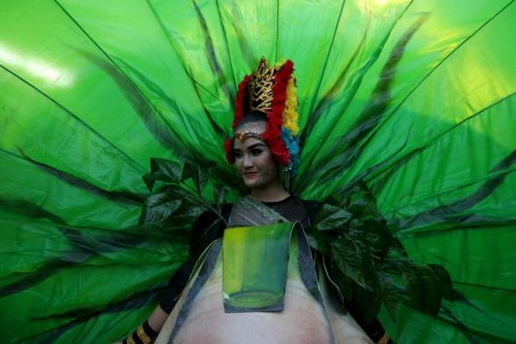 Peserta Cap Go Meh (CGM) Bogor Street Festival 2017 melintas di Jalan Suryakencana, Bogor, Jawa Barat, Sabtu (11/2/2017). Festival budaya untuk memperingati perayaan Cap Go Meh, hari ke-15 setelah perayaan Imlek.