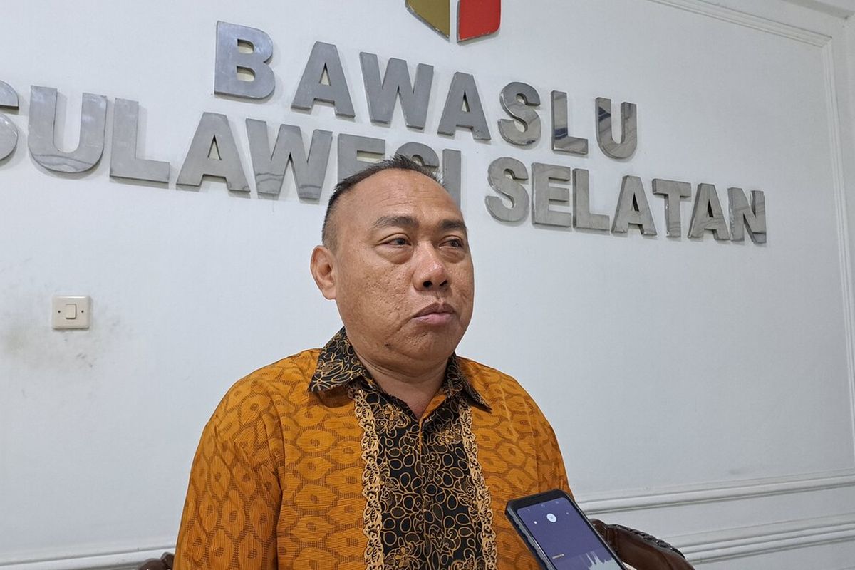 Koordinator Divisi Hukum, Pendidkan dan Pelatihan Bawaslu Sulsel, Andarias Duma saat memberikan keteragan keteragan kelada awak media di Kantor Bawaslu Sulsel, Jl AP Pettarani Makassar, Selasa (6/2/2024).