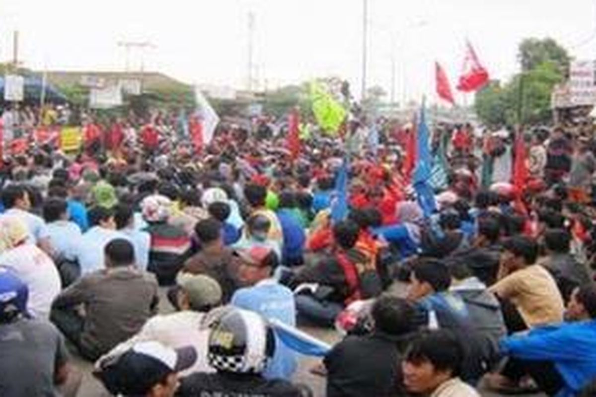 Ilustrasi: Aksi buruh se-Kota Tangerang memblokade Jalan Gatot Subroto, Kota Tangerang, Banten, Kamis (19/1/2012).  