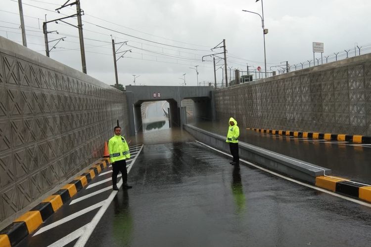 Jalan Perimeter Selatan Bandara Soekarno-Hatta ditutup karena tergenang air, Rabu (1/1/2019)
