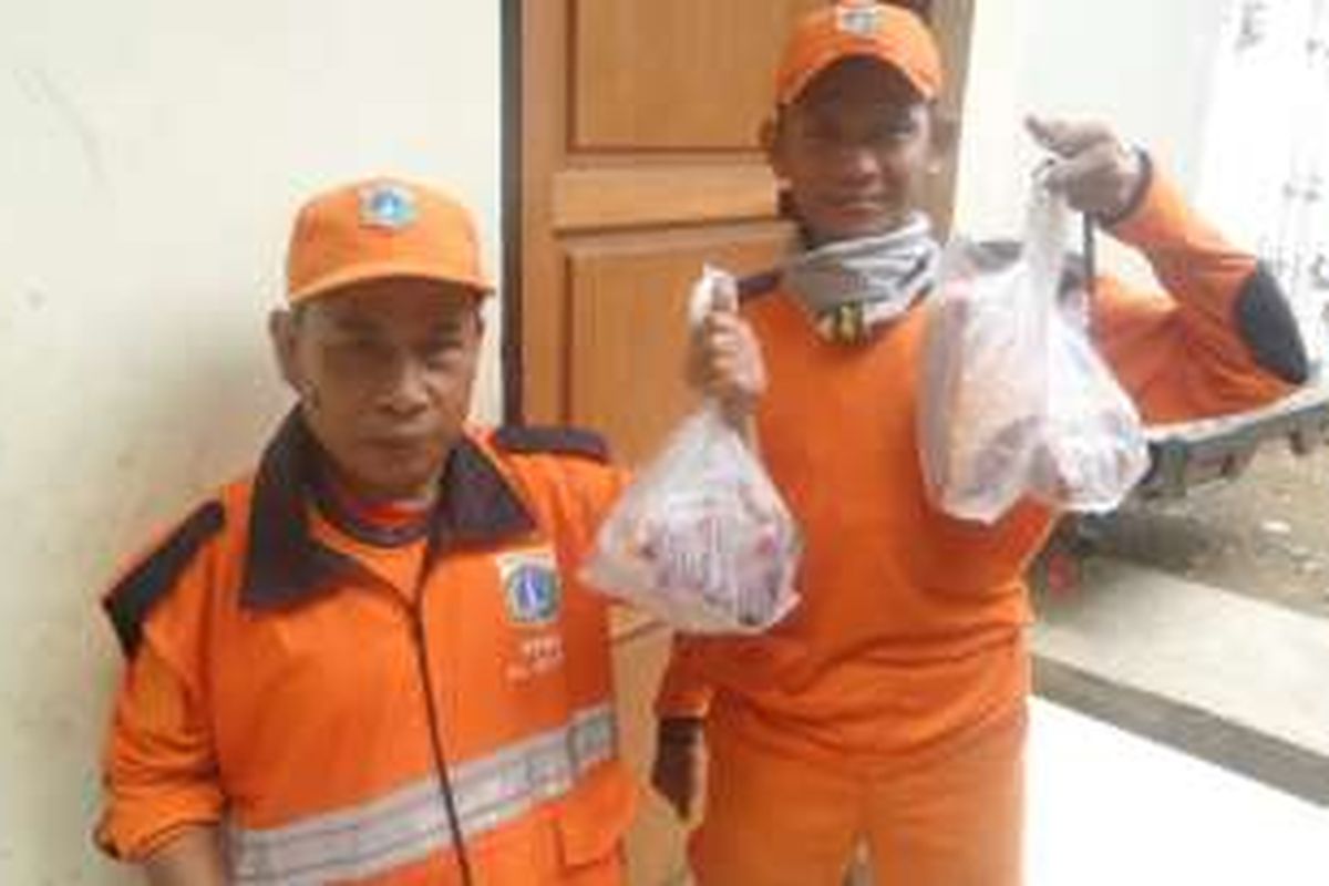 Anggota PPSU manfaatkan operasi daging murah yang diadakan pemerintah di Kecamatan Palmerah, Jakarta Barat, Rabu (7/12/2016)