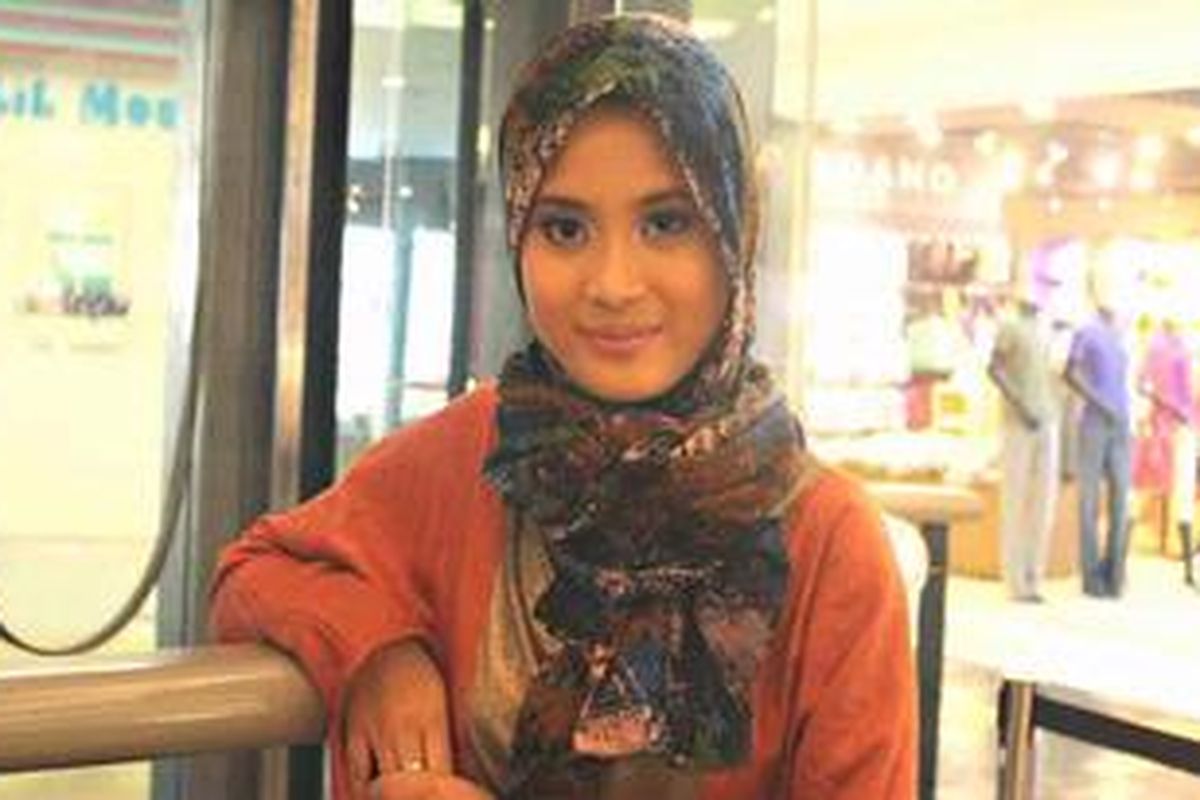 Desain busana yang simpel dan asimetris menjadi salah satu ciri khas labelnya. 