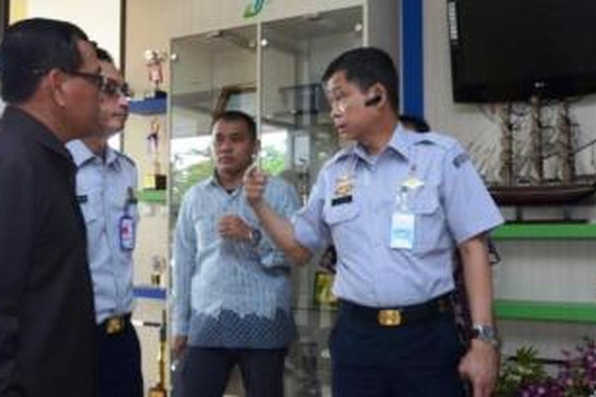 Menteri Perhubungan, Ignatius Jonan berbincang dengan GM Angkasa Pura 1, Trikora Harjo tentang pesawat Air Asia QZ 8501 yang hilang kontak di kawasan Tanjung Pandan, Kalimantan, Minggu (28/12/2014).