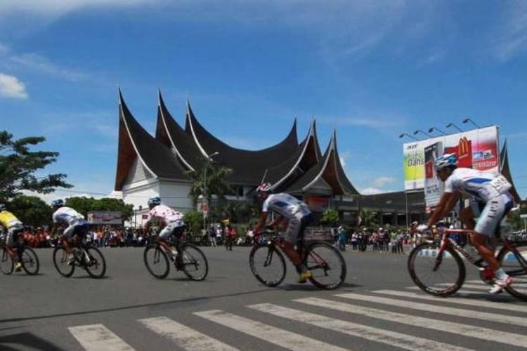 Pebalap sepeda Tour de Singkarak 2013 melintasi tanjakan sesaat setelah start di Padang Pariaman, Padang, Sumatera Barat, Minggu (9/6/2013). Etape 7 yang merupakan etape terakhir Tour de Singkarak dengan rute Padang Pariaman - Kota Padang menempuk jarak 143,5 km.