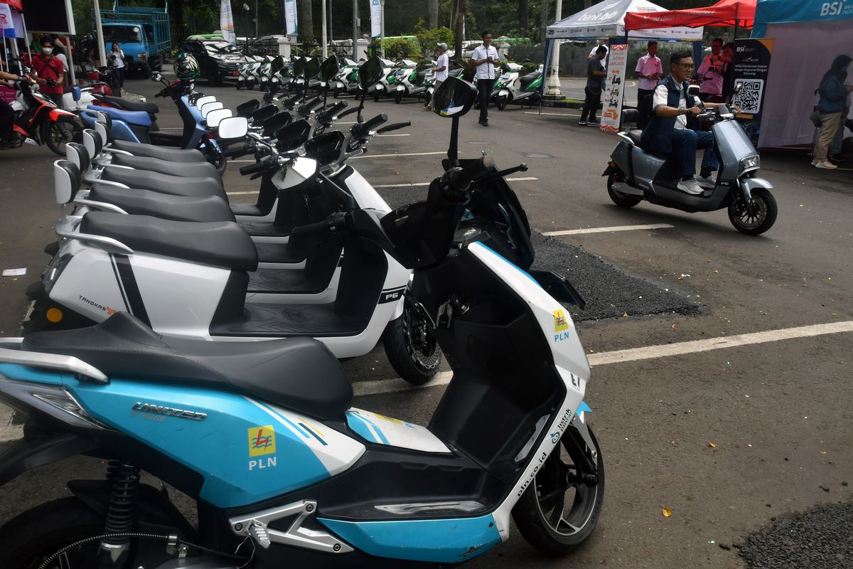 Pengunjung mencoba kendaraan motor dengan energi listrik saat pameran di Balaikota Bogor, Jawa Barat, Sabtu (26/11/2022). Pameran kendaraan motor dan mobil dengan menggunakan energi listrik tersebut bertujuan untuk mengenalkan kendaraan listrik yang lebih ramah lingkungan kepada masyarakat. ANTARA FOTO/Arif Firmansyah/hp.