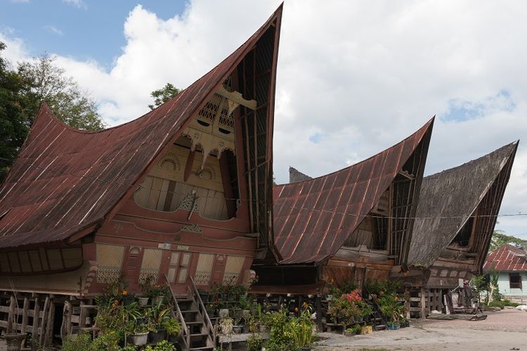 Rumah Bolon khas Batak Toba, Samosir, Sumatera Utara DOK. Shutterstock/Anges van der Logt