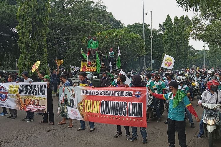 Puluhan serikat buruh menggelar aksi unjuk rasa menolak pengesahan Undang-Undang Cipta Kerja atau omnibus law di titik pusat Pemerintahan Kabupaten (Pemkab) Bogor, Jalan Tegar Beriman, Kecamatan Cibinong, Kamis (8/10/2020).