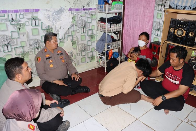 Polres Metro Jakarta Barat memulangkan 11 pelajar yang diduga hendak tawuran. Pemulangan dilakukan secara door to door ke rumah masing-masing pelaku pada Jumat (6/1/2023). 