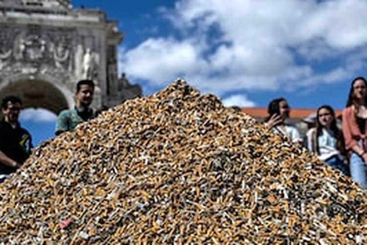 Aktivis iklim mengumpulkan 650.000 puntung rokok dan menumpuknya di jantung ibu kota Portugal, Lisbon.