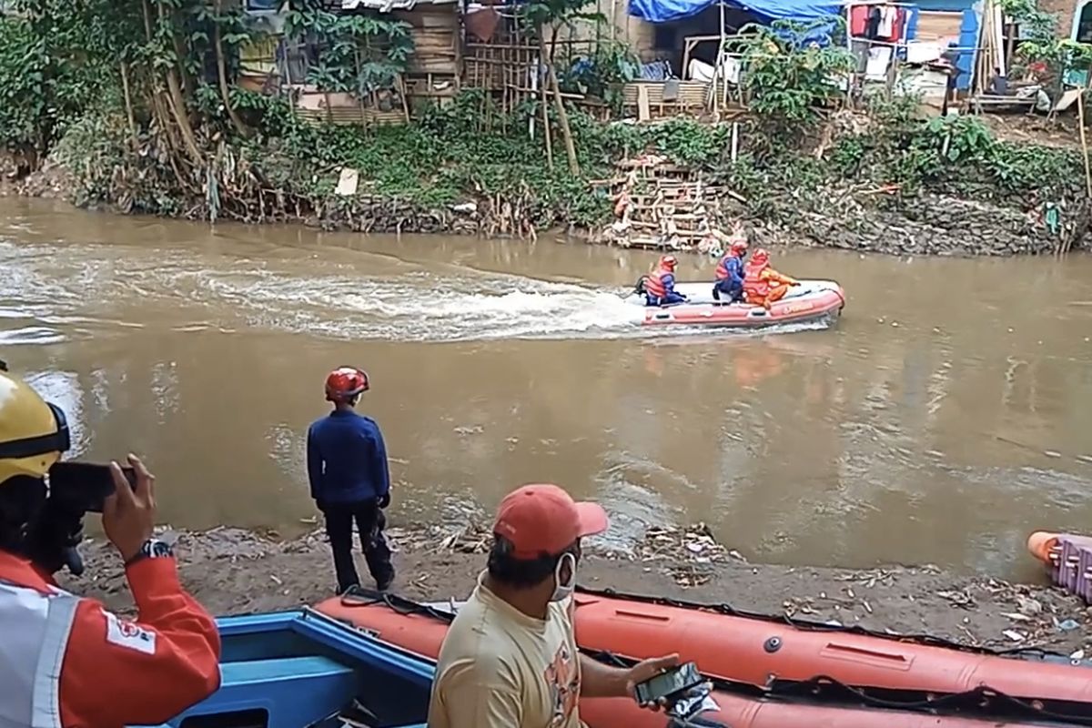 Proses pencarian bocah bernama Haikal (13) yang hanyut di Sungai Ciliwung tepatnya di Jalan Pagujaten RT 016/RW 06, Pejaten Timur, Pasar Minggu, Jakarta Selatan pada Kamis (28/1/2021) sore.