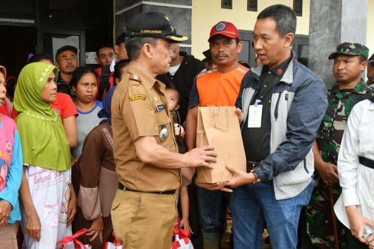 Kepala Sekretariat Presiden Heru Budi Hartono, mewakili Presiden Joko Widodo, menyerahkan paket bantuan Presiden kepada masyarakat terdampak bencana longsor dan banjir bandang di Kecamatan Sukajaya, Kabupaten Bogor, MInggu (5/1) siang.
