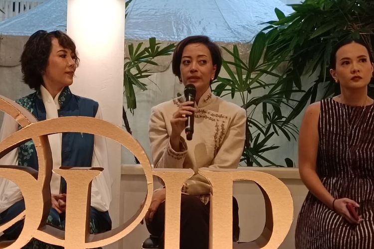 Pendiri Purana Nonita Respati (tengah) di Cikini 86, Jakarta, Rabu (22/10/2025).