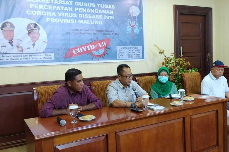 Ketua Gugus Tugas  Perecepatan Penanganan Covid-19, Kasrul Selang didampingi Kepala Dinas Kesehatan Provinsi Maluku saat mengumumkan satu kasus positif virus corona di Lantai 6 Kantor Gubernur Maluku, Minggu petang (22/3/2020).