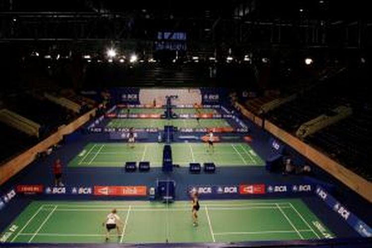 Lapangan bulu tangkis Istora Senayan Jakarta yang akan dipakai untuk gelaran BCA Indonesia Open Superseries Premier, 17-22 Juni 2014.