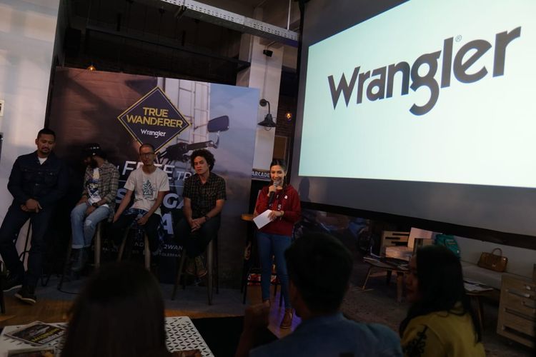 Dua juri yang didapuk untuk menggawangi perhelatan True Wanderer, Jujuk Margono tengah, dan Renaldi Ahmad (kiri), dalam konferensi pers di Jakarta, Selasa (8/5/2019).