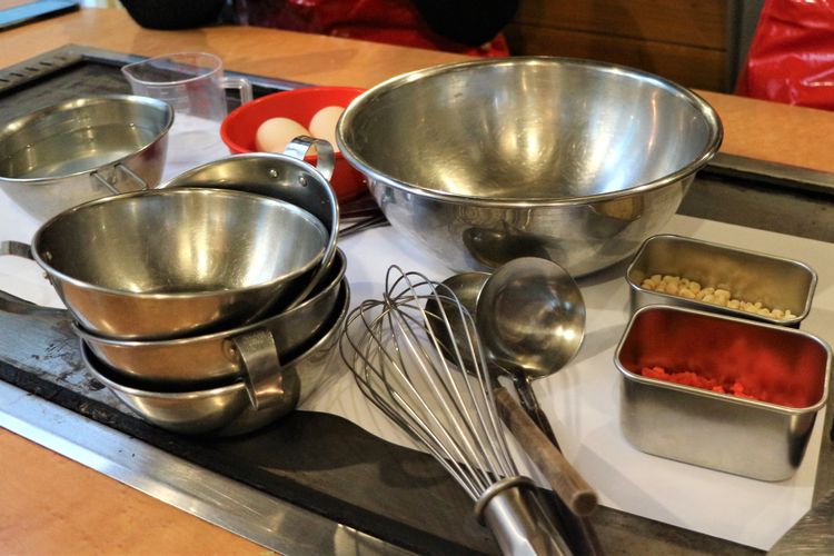 Peralatan membuat okonomiyaki di Restoran Osaka Botejyu, Jepang, Sabtu (21/1/2023).