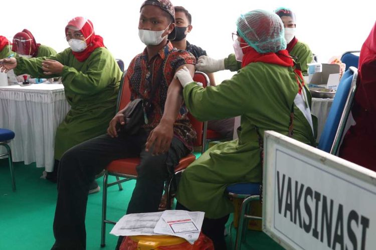 Salah satu warga menjalani vaksinasi Covid-19 di Kecamatan Tembelang, Kabupaten Jombang, Jawa Timur, Kamis (9/9/2021).