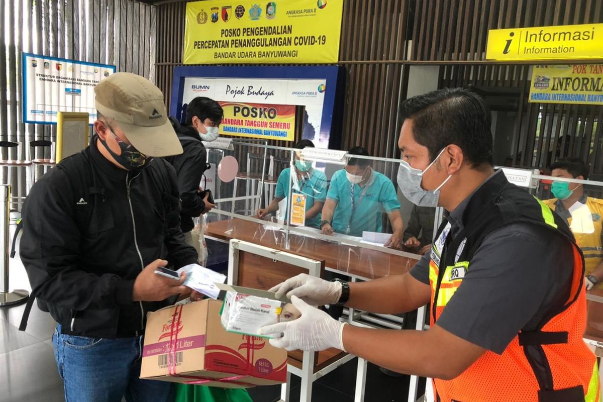 Petugas Bandara Banyuwangi saat melayani penumpang 
